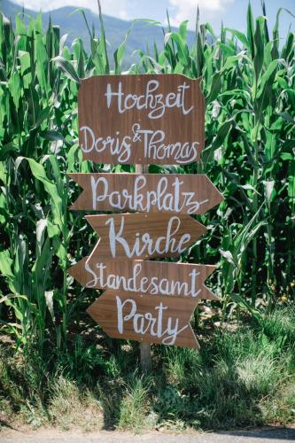 Wegweiser für die Hochzeit