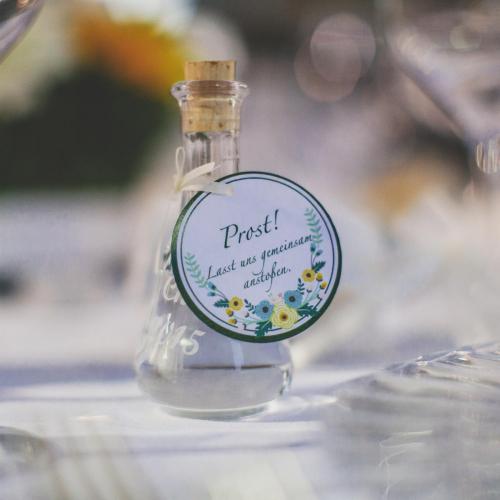 Gastgeschenk: hier als Schnaps und dem persönlichen Hochzeitslogo